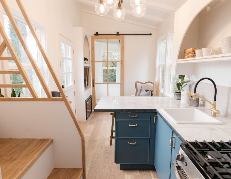Tiny house cuisine aménagée blanche et bois